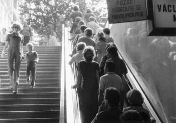 Untitled (On an escalator ... turning around, I look into the eyes of the person standing behind me ...) (3 September 1977)